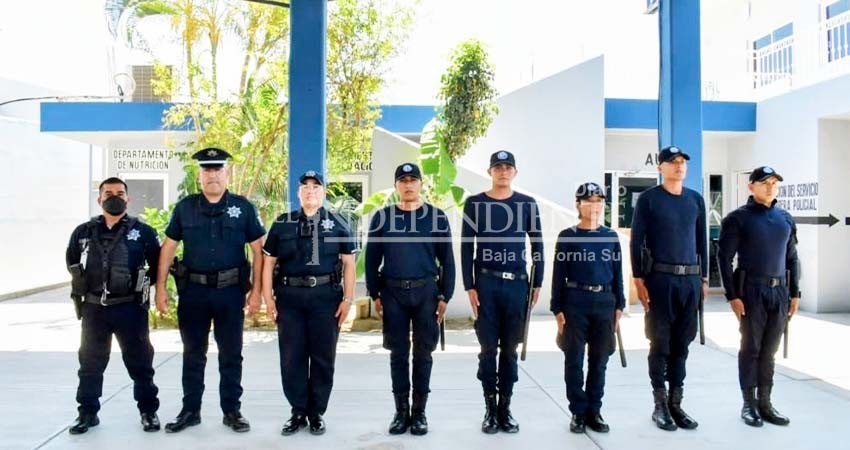 Entrega alcalde uniformes y equipo táctico durante recorrido en las instalaciones de Seguridad Pública en SJC