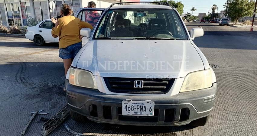 Mujer adulta y adolescente lesionadas en choque