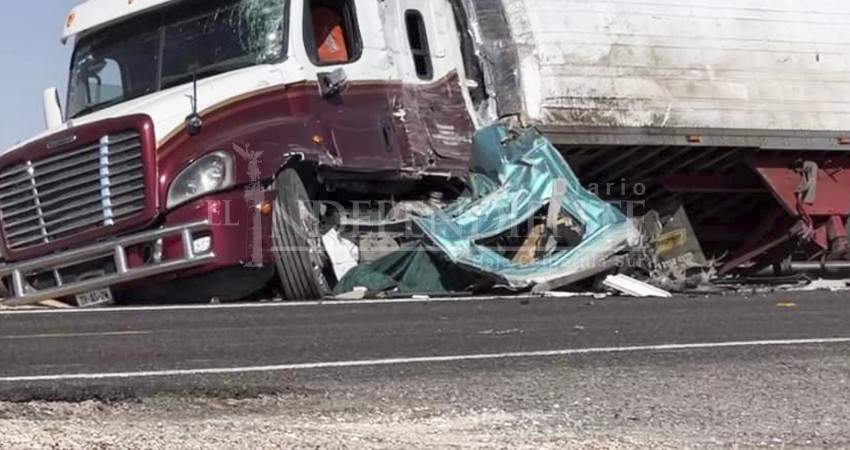 Mueren dos personas en choque de tráileres en Comondú