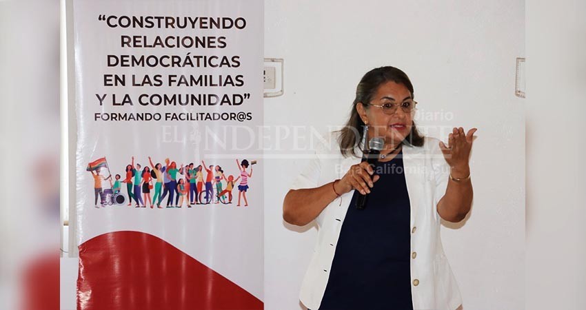 Imparte Sedif taller sobre democracia familiar