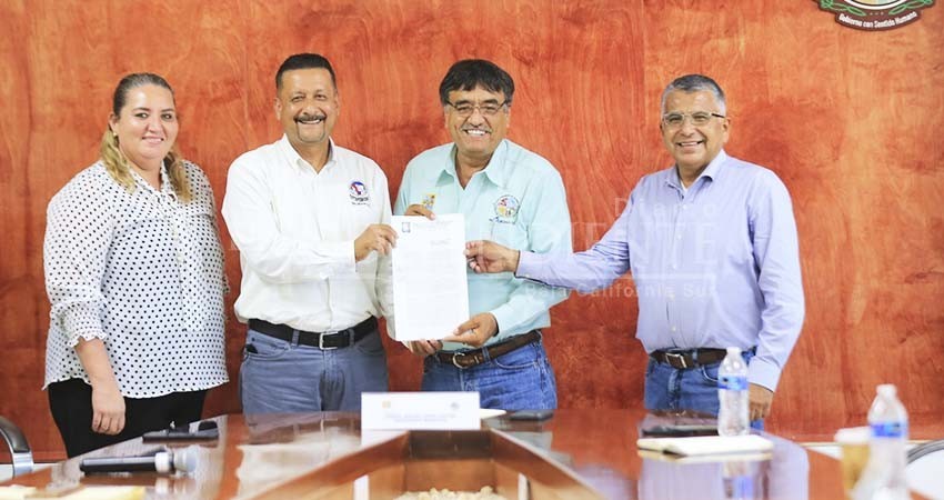 Entregan la acreditación que avala como representante de los trabajadores burócratas en BCS a Marco Cota