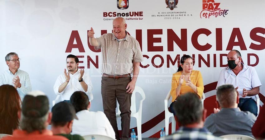 Gobernador y Alcaldesa atienden comunidad de Agua Amarga