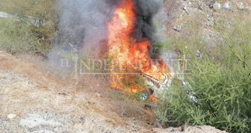Se incendia carro al caer al fondo de un barranco carretera a Los Cabos