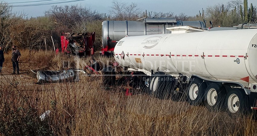 Vuelca pipa cargada de combustible al sur de La Paz