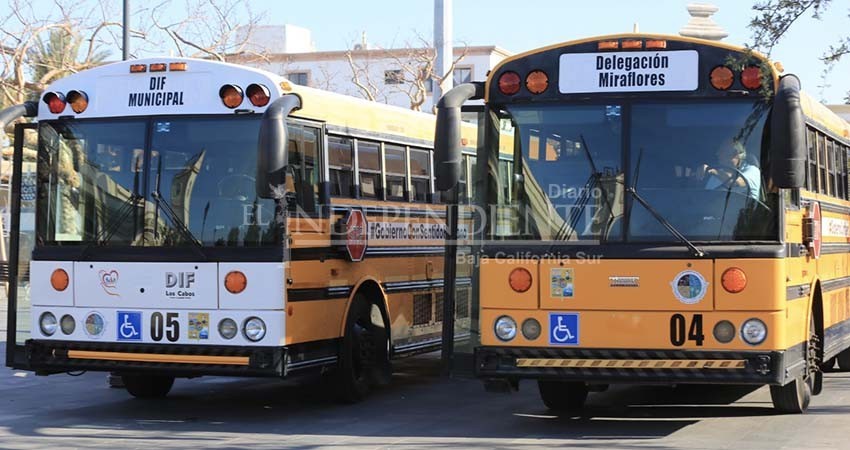 Ayto Los Cabos entrega de 2 camiones, uno para la delegación de Miraflores y otro más al DIF Los Cabos