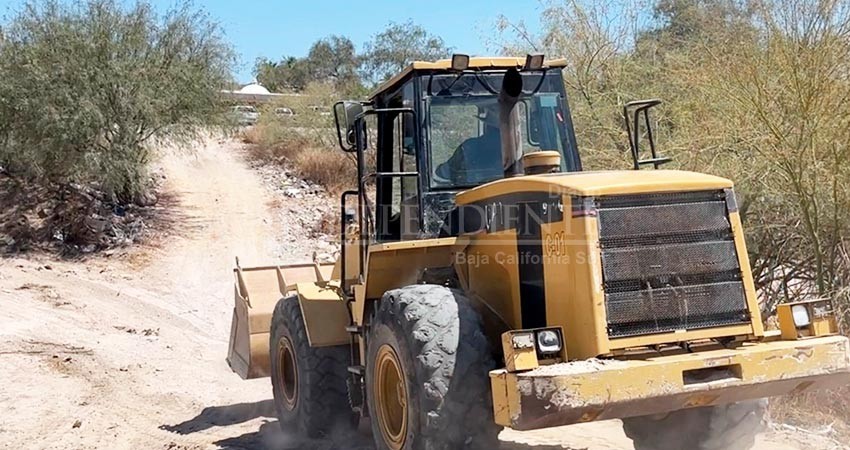 Continúa limpieza y desazolve de arroyos en La Paz