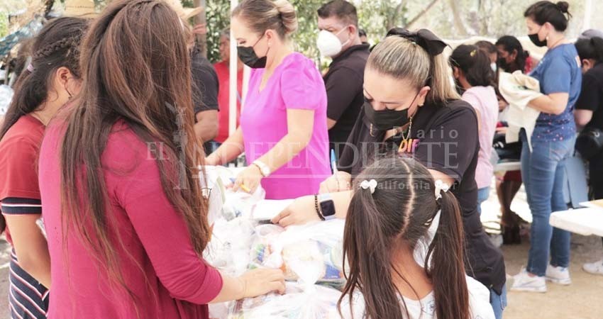Entrega DIF La Paz 213 apoyos a los habitantes de Los Planes