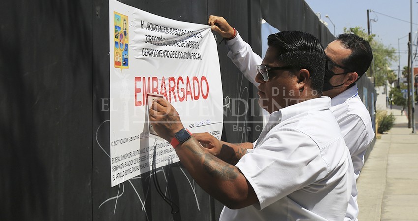 Nadie por encima de ley; realiza Gobierno Municipal una diligencia de embargo contra empresa deudora del impuesto predial en CSL