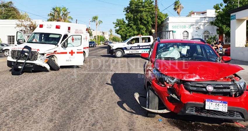 Chocan ambulancia contra un vehículo que no hizo alto
