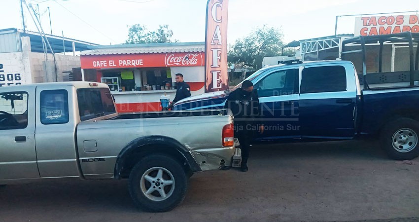 Al llegar a puesto de café, patrulla es chocada por descuido del operador