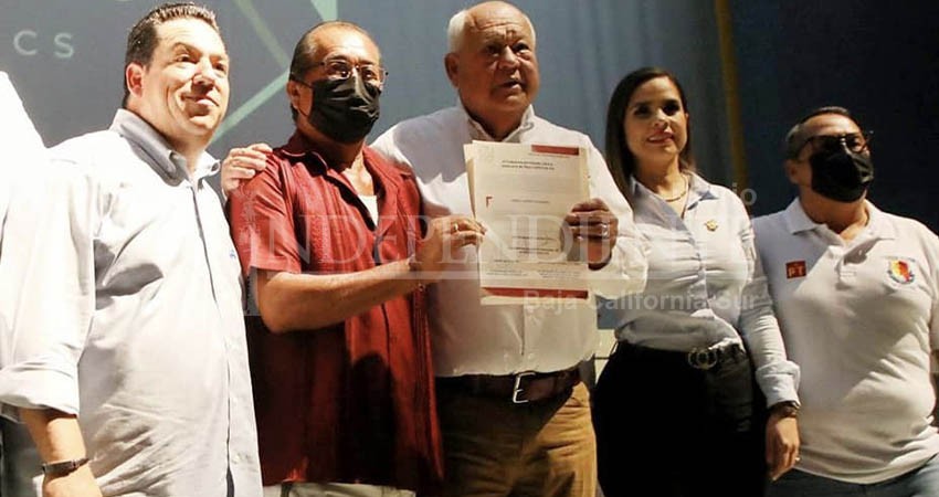 Tras 13 años de espera, entregan 175 concesiones a taxistas de Los Cabos Tras 13 años de espera, entregan 175 concesiones a taxistas de Los Cabos