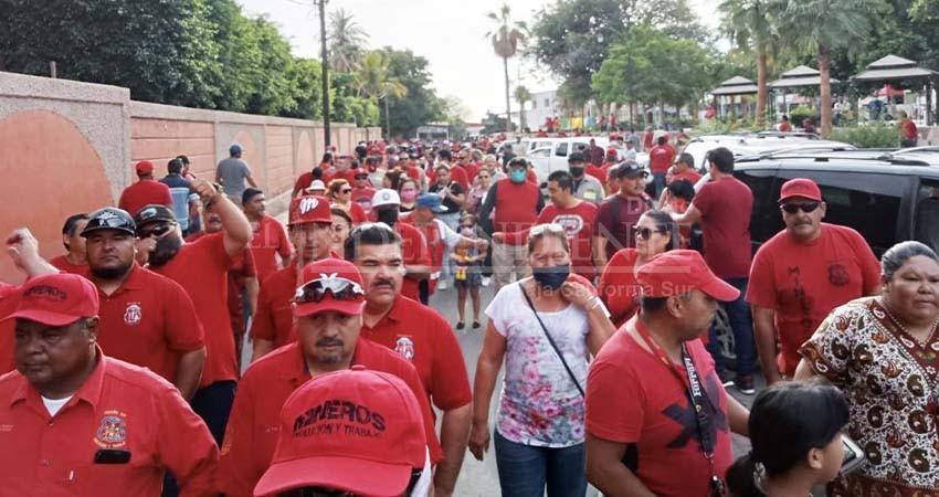 Mineros marchan en Santa Rosalía; acusan a la empresa de no permitir el dialogo Mineros marchan en Santa Rosalía; acusan a la empresa de no permitir el dialogo