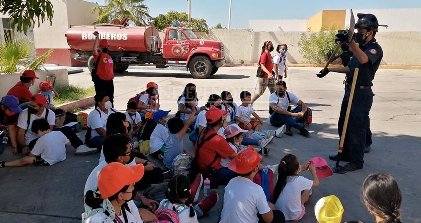 Reciben Bomberos de La Paz a las niñas y niños del CRIT