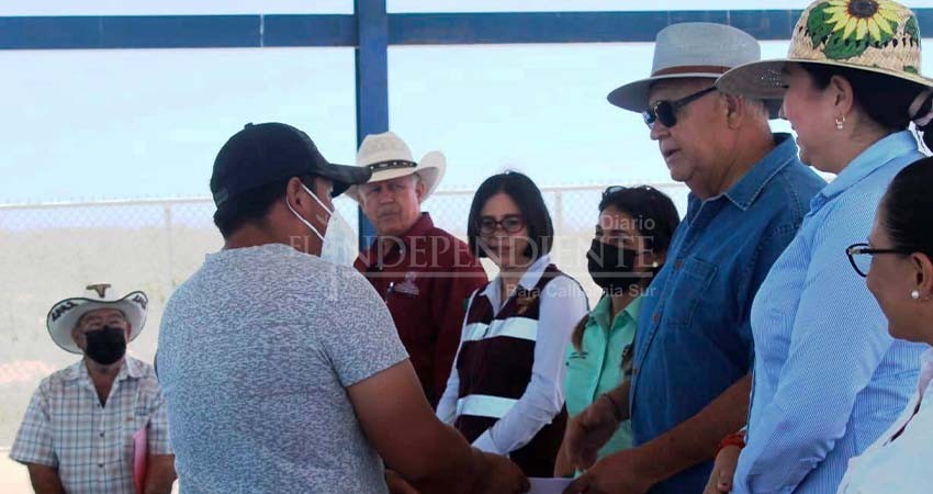 Entrega Castro Cosío apoyos a pescadores de El Dátil y El Cardón Entrega Castro Cosío apoyos a pescadores de El Dátil y El Cardón