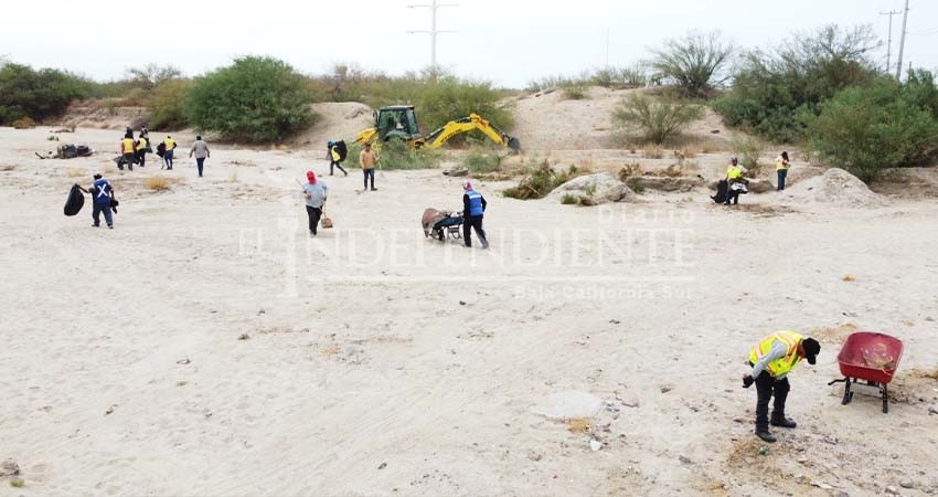 Realiza Servicios Públicos, limpieza de Arroyo el Vaquero