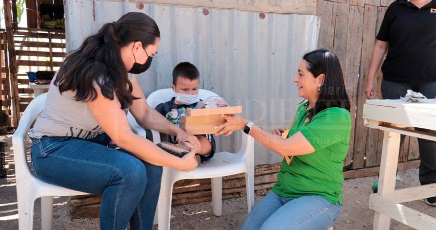 Continúa DIF La Paz con entrega de calzado a niñas y niños