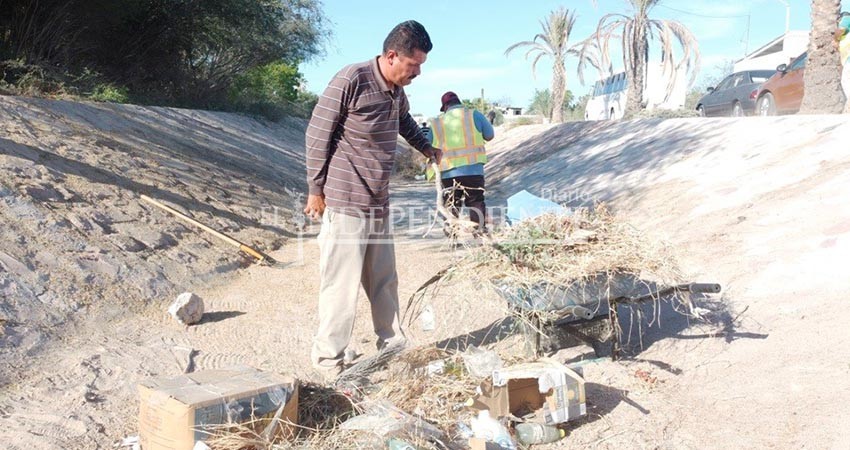 Realiza Servicios Públicos limpieza del arroyo de la colonia El Centenario Realiza Servicios Públicos limpieza del arroyo de la colonia El Centenario