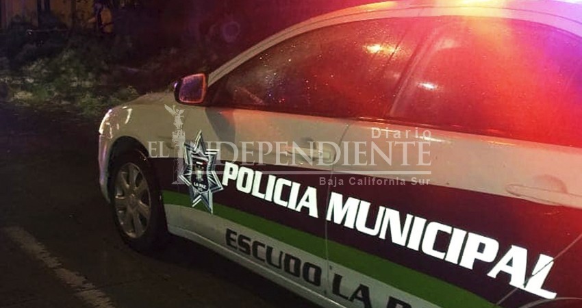 Mujer huye desnuda porque su pareja la amenazaba con un bate