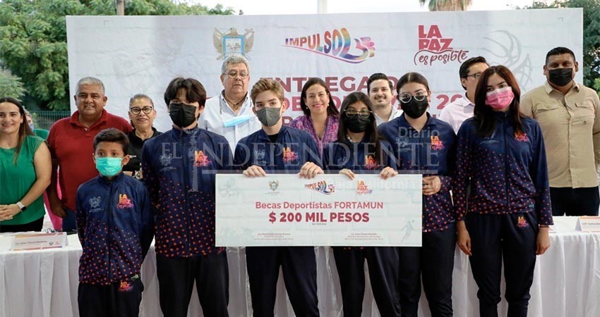 Entrega Ayto La Paz becas a destacados deportistas en los pasados Juegos CONADE