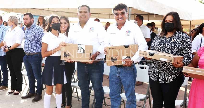 Ayuntamiento entrega equipos de cómputo a estudiantes de Los Cabos