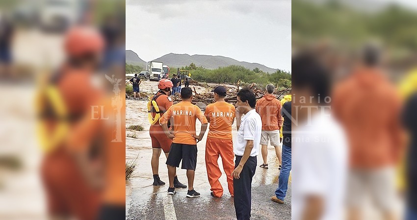 Rescatan a pasajeros de autobús atrapado en Loreto; choferes no quisieron bajar Rescatan a pasajeros de autobús atrapado en Loreto; choferes no quisieron bajar