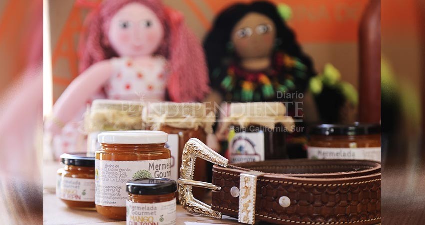 Reitera Leggs Castro apoyo a productores locales; encabeza entrega de artesanías para exhibición en Cd de México