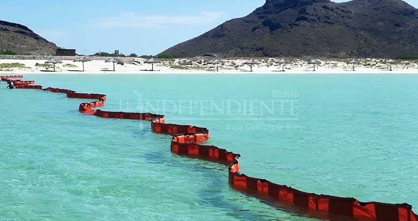 Aún quedan restos de fibra de vidrio en Balandra Aún quedan restos de fibra de vidrio en Balandra