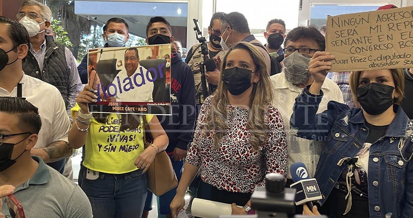 "Que no caben su tumba los diputados"; piden ante el desafuero de Cayetano "Que no caben su tumba los diputados"; piden ante el desafuero de Cayetano