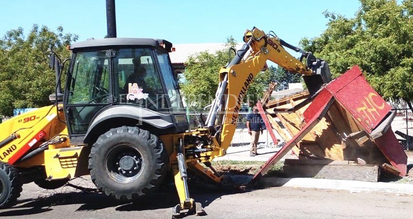 Remueve Ayuntamiento un puesto fijo abandonado en la vía pública