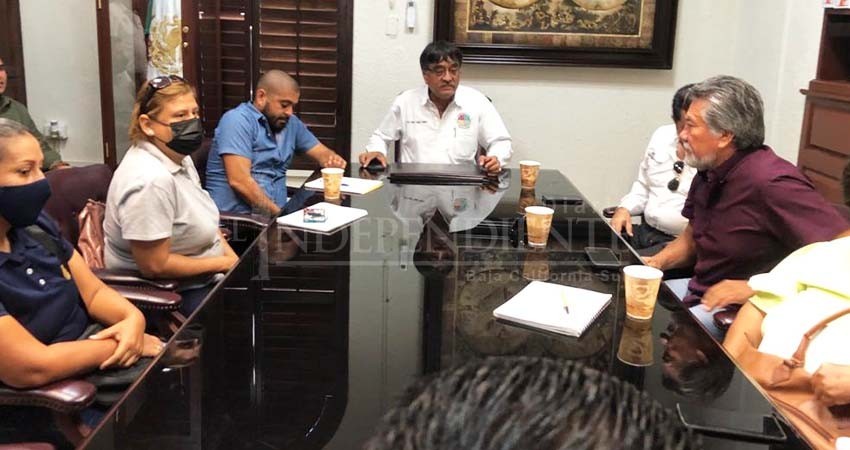 Firman maestros y alcalde de Los Cabos petición de asignación de plazas