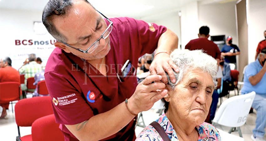 Entregó el gobierno BCS más de 600 auxiliares auditivos a personas vulnerables