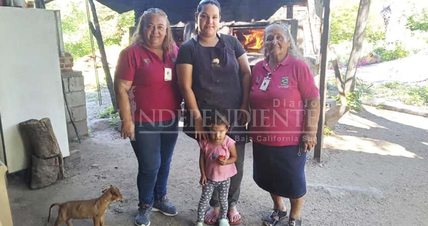 Para dar a conocer los servicios de apoyo, personal del InMujeres realiza visitas domiciliarias en Miraflores