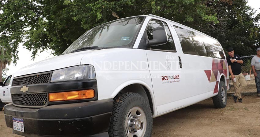Gobernador entregó camioneta escolar en subdelegación de “Las Casitas”, en Los Cabos
