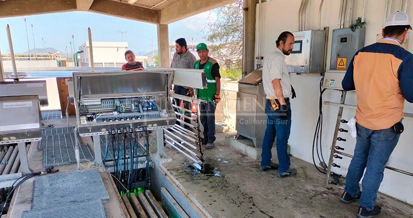 Con el objetivo de garantizar su calidad, sustituyen lámparas ultravioletas en la Planta de Aguas Tratadas