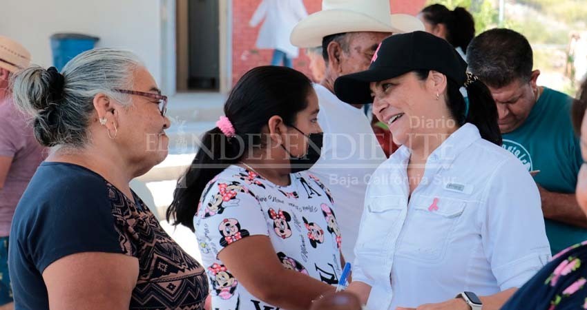 Entrega DIF La Paz apoyos a 49 familias en San Juan de la Costa