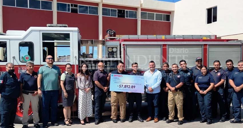 Recibe Patronato de Bomberos La Paz 57 mil pesos por redondeo en Supermercados Arámburo