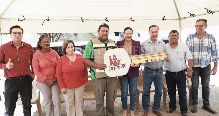 Entrega Alcaldesa grúa y herramientas a personal operativo de OOMSAPAS La Paz