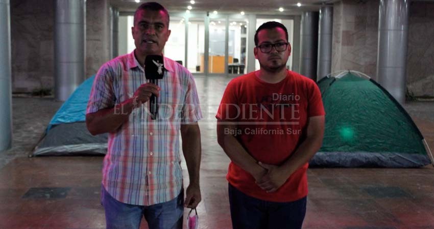 Por ser “ignorados” por AMLO y SEGOB acampan en Palacio de Gobierno Por ser “ignorados” por AMLO y SEGOB acampan en Palacio de Gobierno