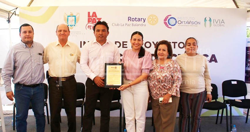 Coloca Alcaldesa La Paz la primera piedra para la construcción de Clínica del Club Rotario