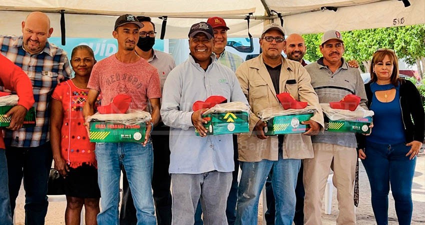 Entregan más de 191 uniformes a personal del área de recolección de basura de La Paz