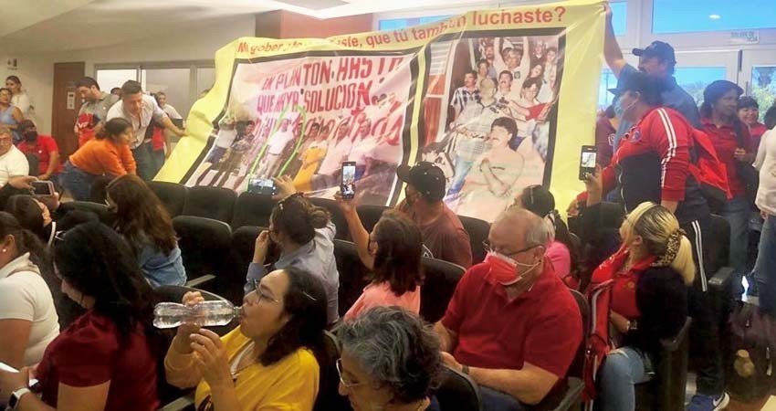 Irrumpen maestros en sesión del Congreso del Estado.