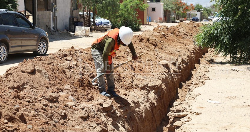 Este primer año de Gobierno superamos el objetivo, al construir más de 5 mil metros lineales de red de agua potable: Leggs Castro Este primer año de Gobierno superamos el objetivo, al construir más de 5 mil metros lineales de red de agua potable: Leggs Castro