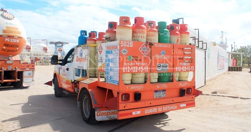 De nuevo… Largas filas en gaseras por falta del servicio