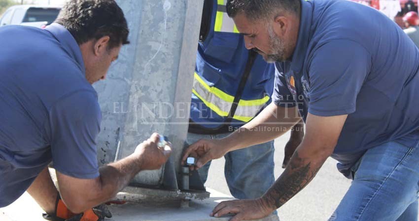 Personal de Seguridad Pública de Los Cabos repara el semáforo situado frente al Cecyte 07 en San Bernabé
