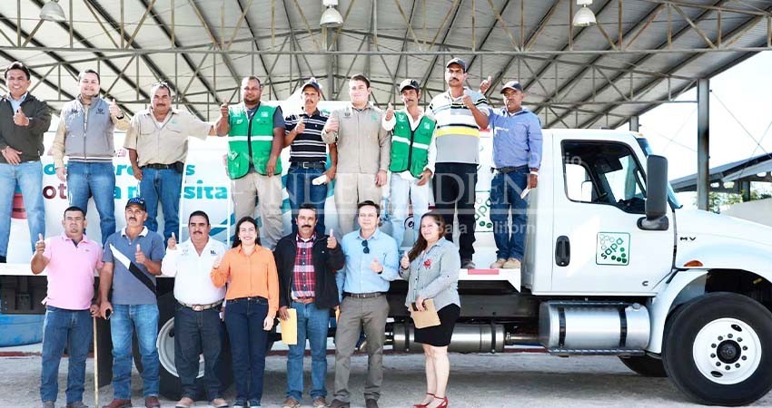 Entrega Ayuntamiento de La Paz una pipa de agua nueva para la delegación de Los Dolores Entrega Ayuntamiento de La Paz una pipa de agua nueva para la delegación de Los Dolores