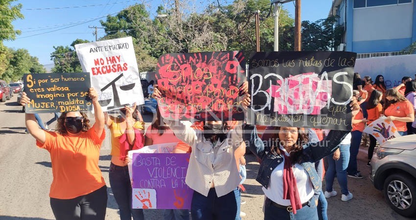 Sector educativo marcha contra la violencia tras agresión a alumna de Normal Superior Sector educativo marcha contra la violencia tras agresión a alumna de Normal Superior
