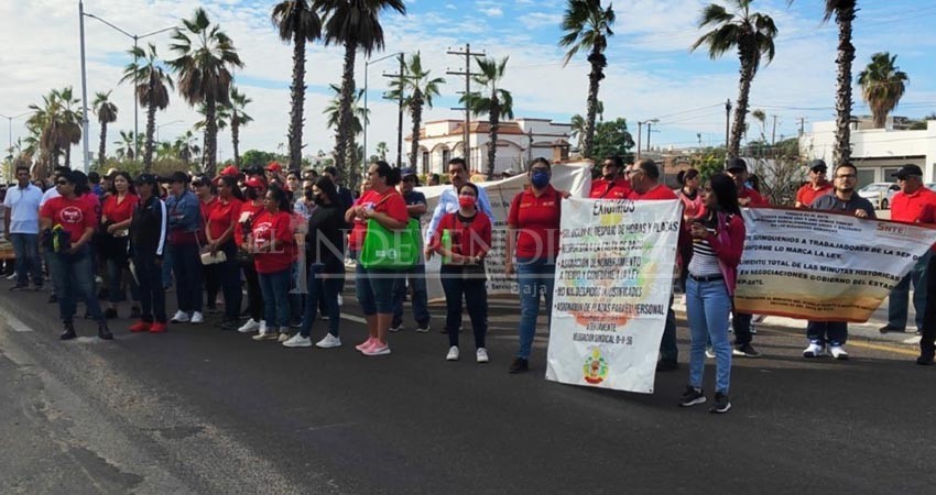 Volvieron a salir... magisterio de Los Cabos marchó y se manifestó; exigen pago de quinquenios