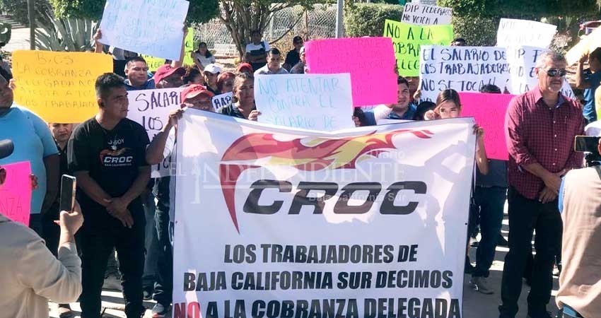 Protestan trabajadores adheridos a la CROC contra cobranza delegada Protestan trabajadores adheridos a la CROC contra cobranza delegada