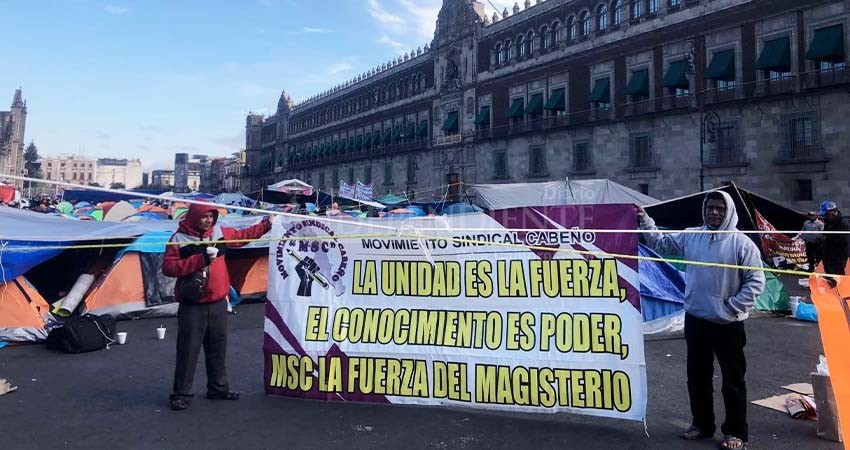 Movimiento Sindical Cabeño se "planta" frente a Palacio Nacional en CDMX