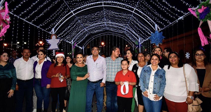 Con el encendido del árbol navideño, inician los festejos decembrinos del Ayuntamiento en SJC